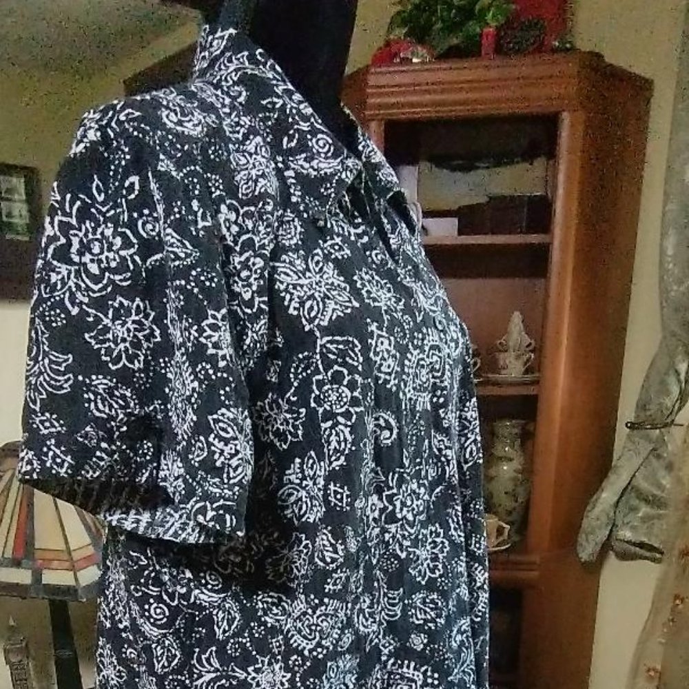 White Stag  Ladies 2X Black and white top